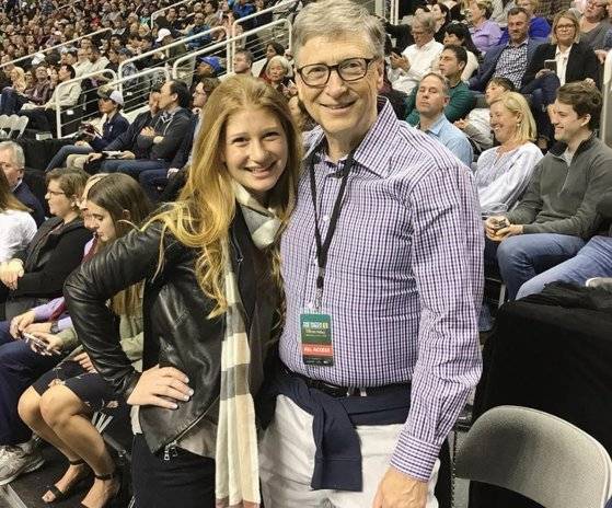 제니퍼가 3년 전쯤 자신의 인스타에 올린 사진. 아버지 빌과 단둘이 다정하게 찍은 사진이다. [제니퍼 인스타 캡처]