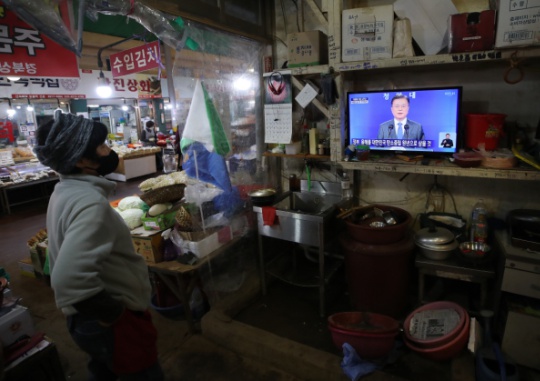 Were the Wishes of the Merchants in the Market Reflected? A merchant watches the broadcast of the special address marking four years in office by President Moon Jae-in on the morning of May 10 at Inwang Market in Seodaemun-gu, Seoul. Kwon Do-hyun