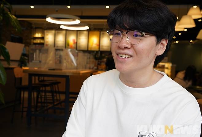 DRX의 탑 라이너 ‘킹겐’ 황성훈이 7일 오후 서울 오류동 한 카페에서 열린 쿠키뉴스와 인터뷰에서 질문에 답하고 있다. 2021.05.07 박태현 기자