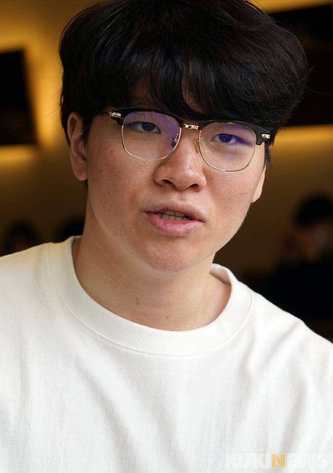 DRX의 탑 라이너 ‘킹겐’ 황성훈이 7일 오후 서울 오류동 한 카페에서 열린 쿠키뉴스와 인터뷰에서 질문에 답하고 있다. 2021.05.07 박태현 기자