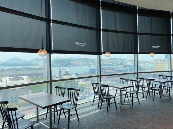 카페 '노아스로스팅'에서는 여수 주요 관광지와 바다를 한 눈에 볼 수 있다. [사진 제공 = 롯데쇼핑]