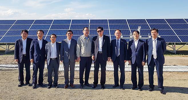 2017년 6월 일본 훗카이도 치토세시 태양광발전소를 방문한 조환익 전 한국전력공사 사장(오른쪽 네번째)과 관계자. /사진제공=한국전력공사