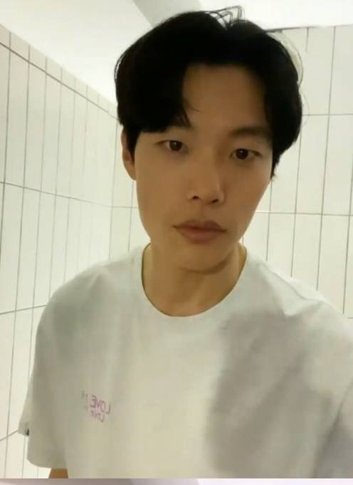 Ryu Jun-yeol agency CJS Entertainment wrote on the official Instagram on the 11th, # Haircut Moment of the Jun-yeol that can not be missed.The video, released this time, shows Ryu Jun-yeol, who has long hair cut and become even more fresh. Its good to see you, short hair, the agency added.Ryu Jun-yeol has been in public with Actor Hyeri, a former Girls Day since 2017, with Ryu Jun-yeol appearing in the new JTBC drama Human Disqualification.sympathy media