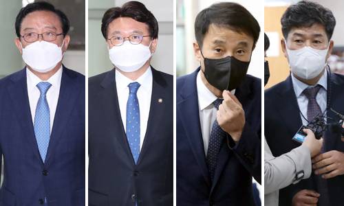 ‘청와대 울산시장 선거개입 의혹’으로 재판에 넘겨진 송철호 울산시장, 황운하 더불어민주당 의원, 한병도 전 청와대 정무수석, 백원우 전 청와대 민정비서관(왼쪽부터)이 기소된 지 1년 4개월 만에 처음 열린 공판에 출석하기 위해 10일 서울 서초구 서울중앙지법에 들어서고 있다.남제현 선임기자