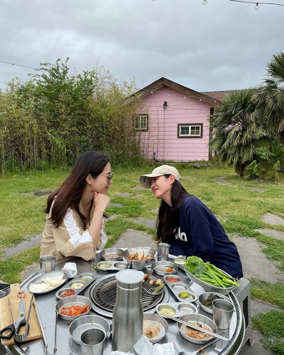 배우 손예진, 송윤아(사진 왼쪽)가 함께 한 모습/사진=손예진 인스타그램