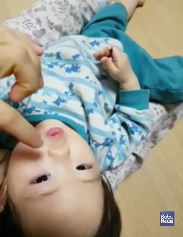 8개월부터는 인지교육이 필요합니다. 눈은 어디있나~코는 어디있나~하다 보면 예민한 아이들의 오감이 깨어나고 엄마와의 애착도 발달합니다. ⓒ지혜영