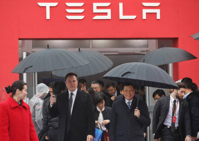 지난 2019년 중국 정부의 지원사격 아래 중국 상하이에서 테슬라 공장 착공식이 열린 모습. 일론 머스크 테슬라 CEO(왼쪽)와 잉융(오른쪽) 당시 상하이 시장이 걷고 있다(사진=AFP)