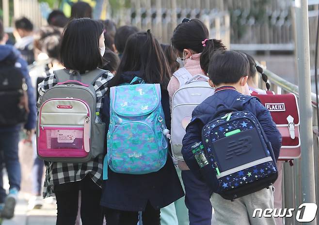 서울의 한 초등학교에서 학생들이 등교를 하고 있다. 2021.4.9/뉴스1 © News1 이성철 기자