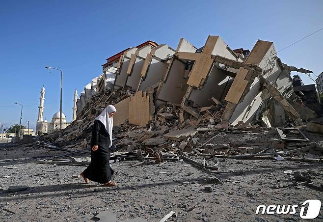 이스라엘의 공습으로 인해 붕괴한 팔레스타인 가자지구의 한 건물. © AFP=뉴스1