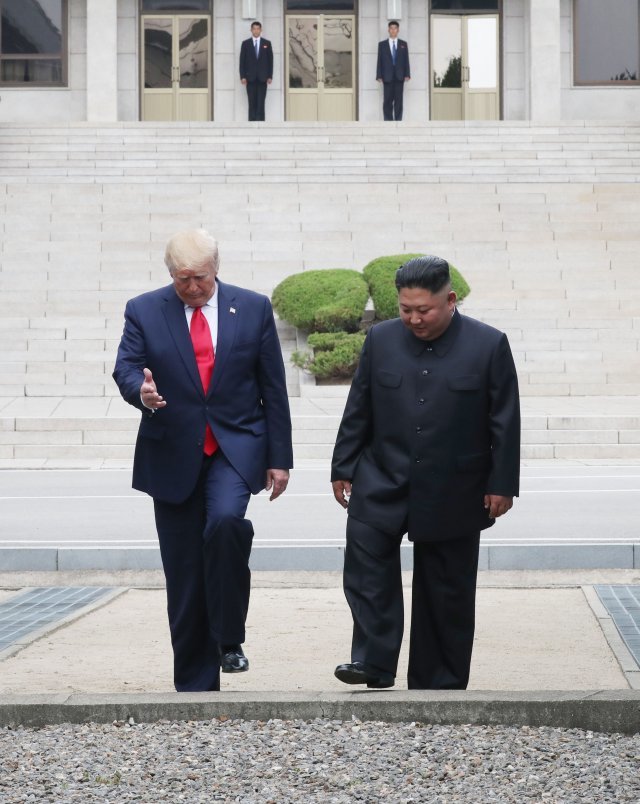 도널드 트럼프 미국 대통령이 김정은 북한 국무위원장의 안내로 판문점 군사분계선(MDL)을 넘어 북측으로 갔다가 다시 김 위원장과 함께 남측으로 이동하고 있다. 2019. 6.30 판문점=박영대 기자