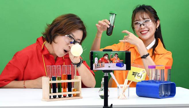 유튜브를 활용한 구독서비스 기반의 유·아동 과학교육 플랫폼이 인기를 얻고 있다. 12일 서울 동작구 스페이스 살림에서 과학교육 플랫폼 잼런을 운영하는 김미희 커넥트위드 대표(왼쪽)와 윤이나 팀장이 잼런TV 속 러니 째미로 각각 변신해 재밌는 과학실험 콘텐츠를 제작하고 있다. 이동근기자 foto@etnews.com