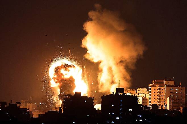 팔레스타인 자치 지역인 가자지구에서 10일 이스라엘군의 공습 뒤 화염이 치솟고 있다. 이스라엘은 팔레스타인의 무장조직 하마스가 로켓포 공격을 가하자 가자지구에 대한 공습을 단행했다. 가자/AFP 연합뉴스
