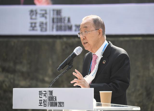 반기문 국가기후환경회의 위원장이 ‘2021 한국포럼’에 참석해 ‘기후위기 어떻게 대응할 것인가?’란 주제로 기조강연을 하고 있다. 오대근 기자