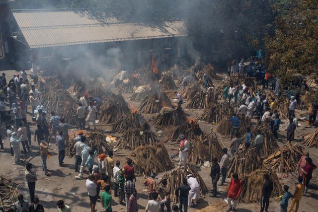 지난달 24일 인도 수도 뉴델리의 노천 화장장에서 코로나19 사망자 시신을 화장하고 있다. 뉴델리=AP 연합뉴스