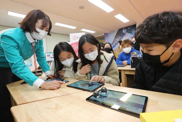 경북의 한 초등학교 학생들이 교실에서 스마트기기를 사용하고 있다. KT 대구·경북광역본부 제공