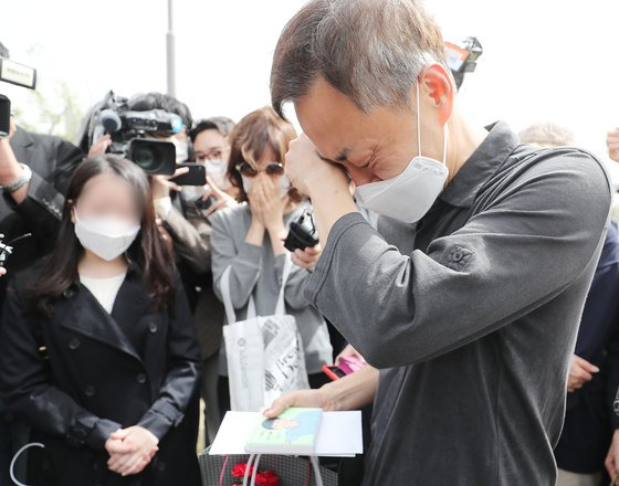 故 손정민 군의 아버지 손현씨가 어버이날인 8일 오후 서울 서초구 반포한강공원 택시승강장 앞에서 아들의 그림을 선물로 받은 후 눈물을 흘리고 있다. 뉴스1