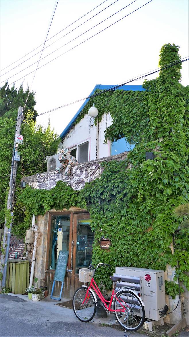 명주동도 레트로(복고풍)가 유행이다. 봉봉방앗간은 이른바 핫플레이스 중 한 곳이다.