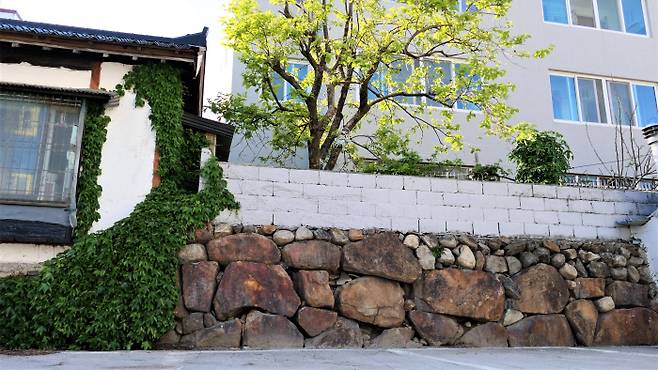 명주동 강릉읍성 유적. 앞은 주차장이다.