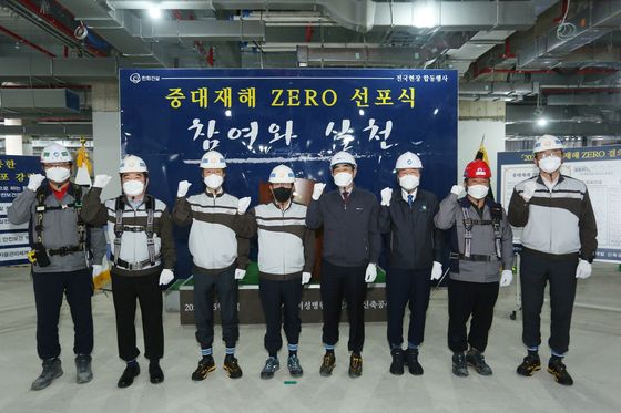 Choi Koang-ho, CEO of Hanwha Engineering & Construction (fourth from the left), declares to keep the fatal accident rate in workplaces at zero. [HANWHA ENGINEERING & CONSTRUCTION]
