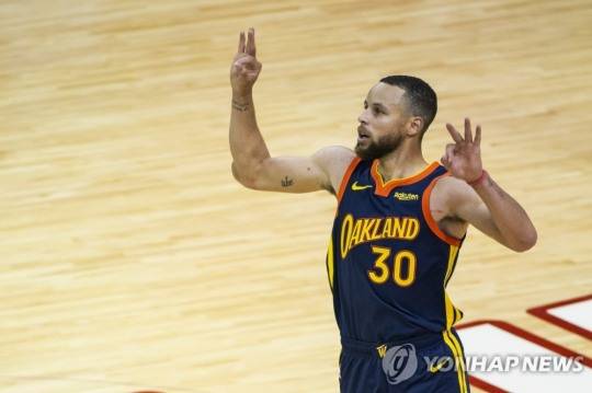 골든스테이트 워리어스는 전사들이라는 팀이름을 전신인 필라델피아 시절부터 쓰고 있다. 사진은 팀 간판스타 스테판 커리의 3점 세리머니. [AP=연합뉴스]