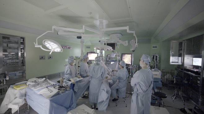 서울대병원 의료진이 복강경으로 직장암 환자의 수술을 진행하고 있다.