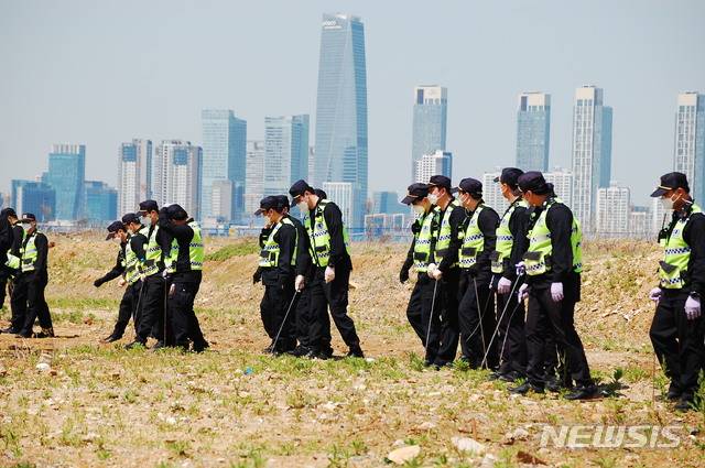 [인천=뉴시스] 김동영 기자 = 경찰이 12일 오후 2시께 인천 연수구 송도동 한 공터에서 노래주점 업주에게 살해 당한 것으로 추정되는 40대 남성의 시신을 찾고 있다. 이 남성은 지난달 21일 인천 중구 신포동의 한 노래주점을 방문한 이후 실종됐다. dy0121@newsis.com