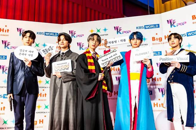 /사진=투모롱루바이투게더 KBS WORLD '위케이팝' 출근길 현장 모습