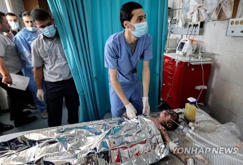 이스라엘의 보복 공습으로 화상을 입은 가자지구 아동이 치료를 받고 있다 [AFP=연합뉴스]