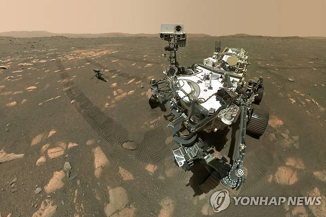 화성에 도착한 탐사 로버 퍼서비어런스와 시험용 헬기 '인저뉴어티' [UPI=연합뉴스]