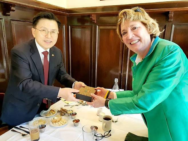 황교안 전 미래통합당(국민의힘 전신) 대표가 7일 미국 워싱턴DC에서 수잰 숄티 미국 북한자유연합 대표를 만나 악수하고 있다. 사진=페이스북