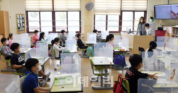 [이데일리 방인권 기자] 서울 한 초등학교에서 2학년 학생들이 수업을 듣고 있다.
