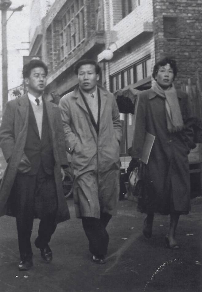 명동 거리를 걷는 시인 조병화(가운데)와 화가 천경자(오른쪽), 소설가 이봉구. 1956년 촬영 당시 이들은 각각 35세, 32세, 40세였다. (국립현대미술관)© 뉴스1