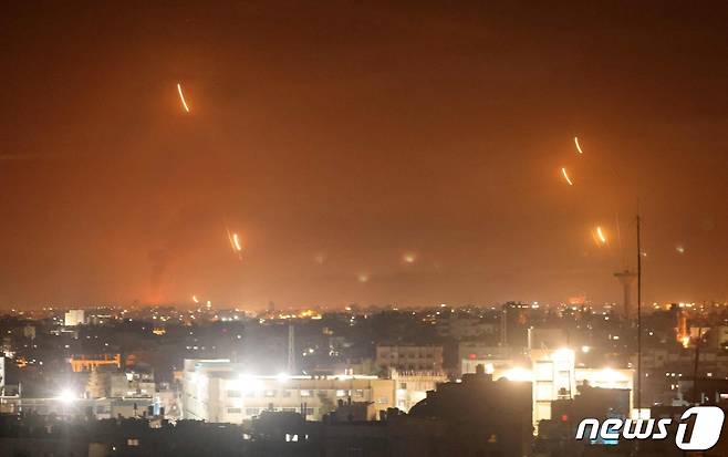 11일(현지시간) 팔레스타인 자치 지역인 가자지구 라파에서 무장 정파 하마스가 이스라엘을 향해 로켓을 발사하고 있다. © AFP=뉴스1 © News1 우동명 기자