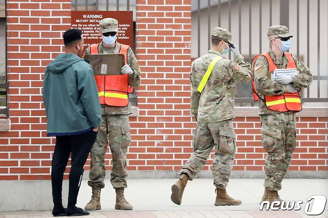 마스크를 착용한 주한미군 장병들. 2020.3.26/뉴스1 © News1 조태형 기자