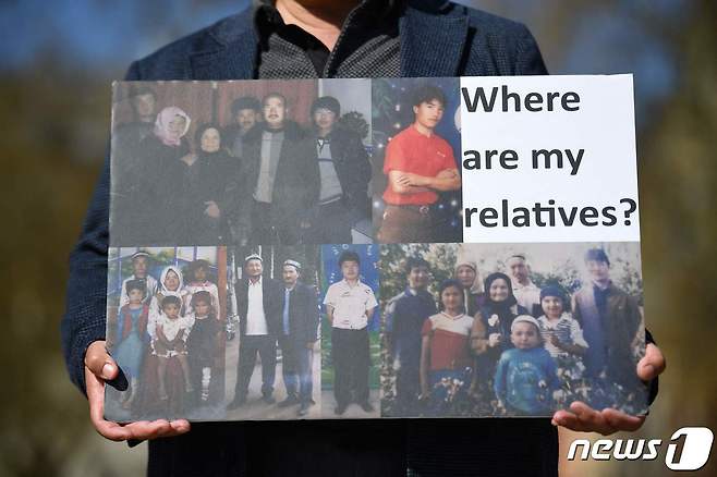 미국에서 신장 위구르 자치구 인권침해 관련해 팻말을 들고 있다. © AFP=뉴스1