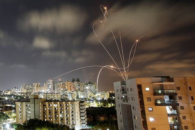 12일 밤 이스라엘의 아슈켈론의 상공에서 아이언돔이 발사한 요격미사일이 가자 지구에서 날아온 팔레스타인 무장집단의 로켓 수발을 요격하고 있다. /로이터 연합뉴스