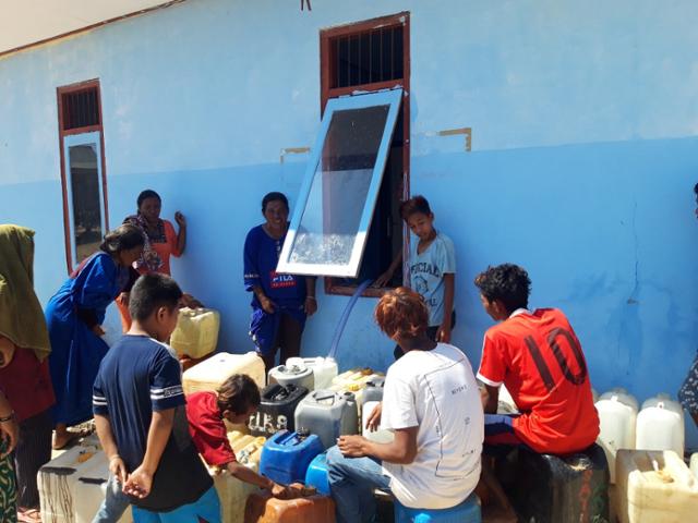 인도네시아 동누사텡가라주 파파가랑섬 주민들이 코모도워터가 태양광발전으로 만든 깨끗한 물을 받고 있다. 코이카 제공