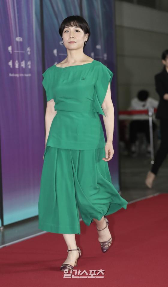 Theater actor Kim Moon Hee poses at the 57th Baeksang Arts Grand Prize awards red carpet event held in KINTEX, Ilsan, Gyeonggi Province on the afternoon of the 13th.The 57th Baeksang Arts Grand Prize, the nations top comprehensive arts awards that cover TV, film and theater, will be broadcast simultaneously on JTBC, JTBC2 and JTBC4 from 9 pm and will also be broadcast live on Tiktok.The awards, which will be held by Shin Dong-yeop and Suzie, will be held in consideration of the Corona 19 situation after last year.Goyang = 2021.05.13