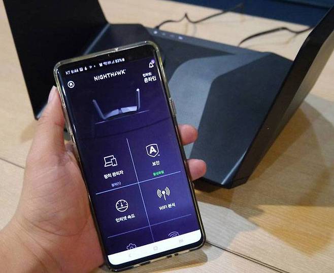 와이파이6를 지원하는 삼성 갤럭시 S10 스마트폰과 넷기어 나이트호크 RAX120 공유기