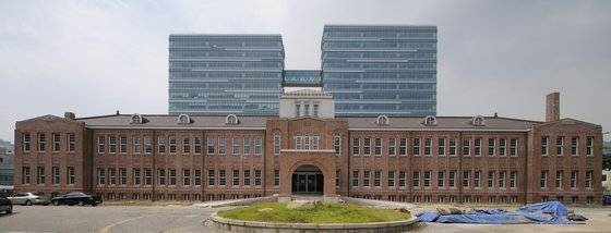 부산 임시수도 정부청사. 국가등록문화재 41호. 원래는 일제강점기 도청 소재지를 진주에서 부산으로 옮기면서 건립한 경남도청으로 6.25 전쟁 당시 정부의 임시수도 청사로 사용했다. 현재 동아대학교 석당박물관으로 쓰고 있다. [사진 대한민국역사박물관]