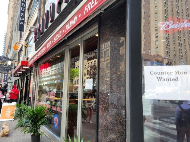 12일(현지시간) 미국 뉴욕 맨해튼의 한 피자 가게에 '구인 광고' 전단이 붙어 있다. 미국 내에선 최근 물가 및 임금 상승 현상이 두드러지고 있다. 뉴욕=조재길 특파원