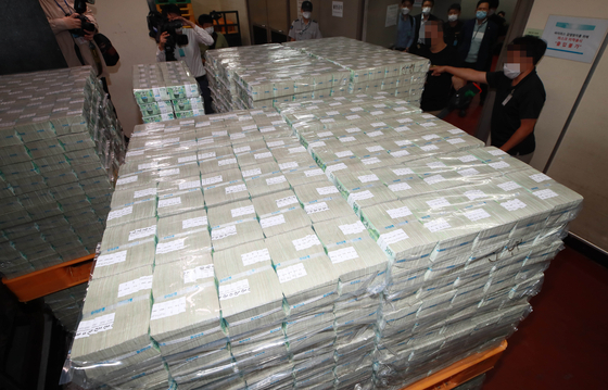 Bank of Korea officials deliver cash ahead of Korea's Chuseok holiday last September. [YONHAP]