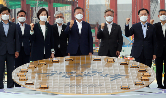 President Moon Jae-in, fourth from right, poses with participants of an event designed to promote the importance of chip production in Korea at Samsung Electronics' chip complex in Pyeongtaek, Gyeonggi. [YONHAP]
