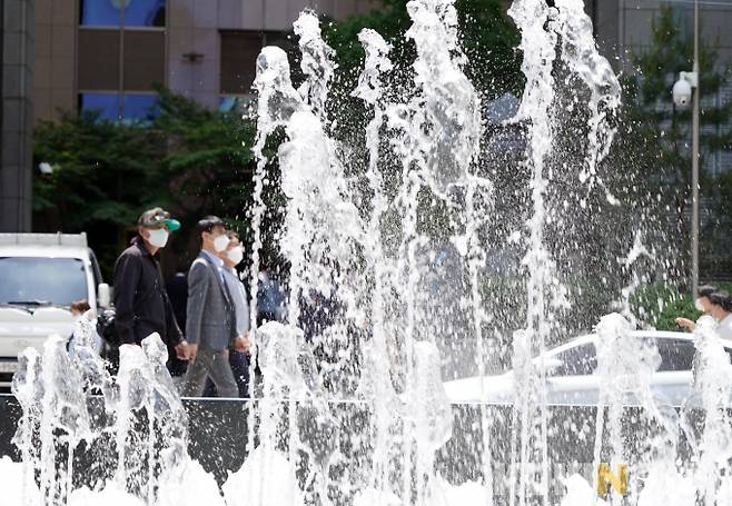 초여름 날씨 속 시민들 / 사진= 박효상 기자
