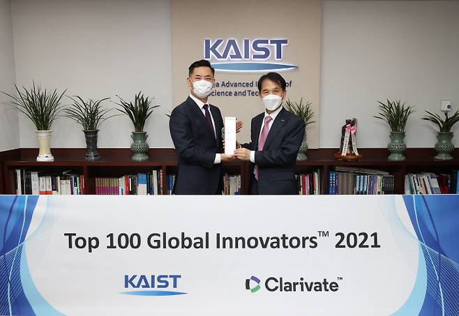 12일 4시 KAIST 대전 본원 총장실에서 안성식 클래리베이트 코리아 대표(왼쪽)가 글로벌 100대 혁신 기업 트로피를 이광형 총장에게 전달했다. [사진 제공 = KAIST]