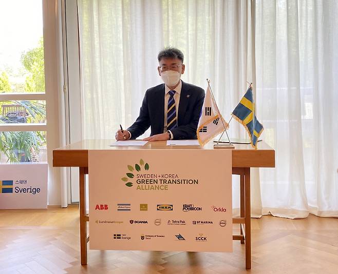 박강석 볼보트럭코리아 대표가 13일 서울 성북구 주한 스웨덴대사관저에서 열린 한국-스웨덴 녹색전환연합 2021 출범식 참석하고 볼보트럭의 탄소 감소 목표에 대해 발표하고 있다.[사진제공=볼보트럭코리아]