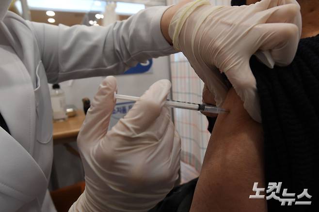 코로나19 예방접종센터에서 만75세 이상 어르신들이 화이자 백신 접종을 하고 있다. 황진환 기자