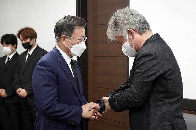 고 이선호 씨 빈소 조문하는 문재인 대통령. 연합뉴스