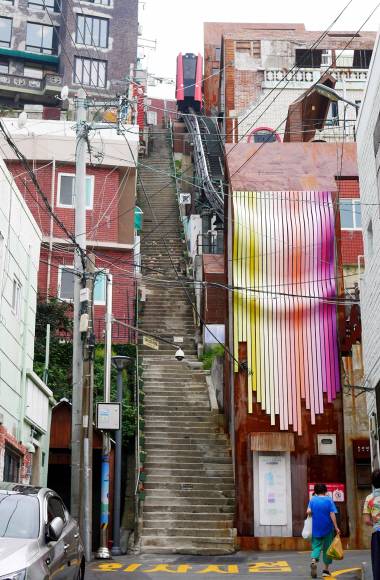 부산 초량동의 명소 168계단. 물을 긷기 위해 오르내리던 계단은 마을의 동맥이자 소통의 통로다. 바로 옆에 최근 모노레일이 들어섰다.