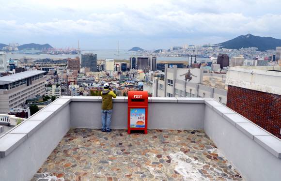 유치환 우체통이 놓인 산복도로 전망대. 우리 집 마당이 남의 집 지붕이 되는 초량동 달동네 특유의 풍경이 펼쳐진다.
